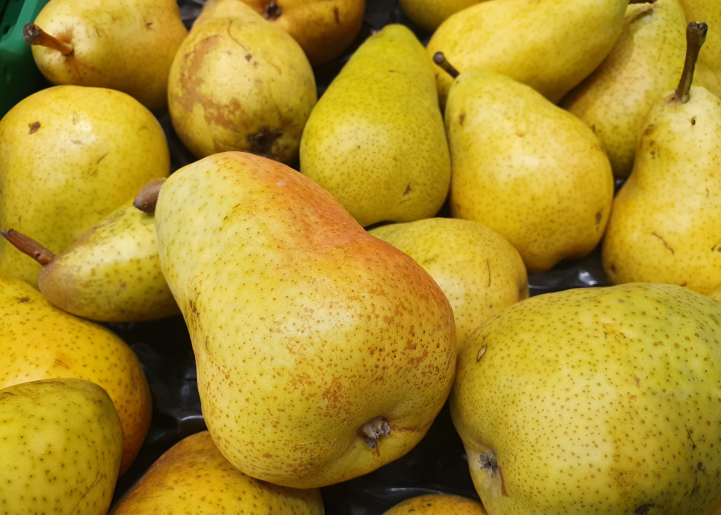 A close up of a pile of pears.